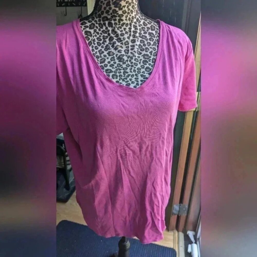 Croft and Barrow Essential V-Neck Women's T-shirt Magenta Garden Large EUC - Picture 3 of 7